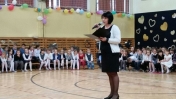 Dzień Babci i Dzień Dziadka w  Zespołu Szkół Nr 3. Pani Dyrektor przemawia na środku sali gimnastycznej.
