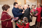 Prezydent wręcza order za wieloletnie pożycie małżeńskie.