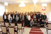 Zdjęcie grupowe osób, bioracych udział w lekcji