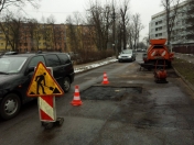 Na zdjęciu dziurawa droga na którą będzie kładiony asfalt