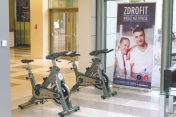 Dwa rowerki treningowe umieszczone w Atrium Ratusza