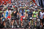 Na zdjęciu grupa rowerzystów, uczestnicy wyścigu