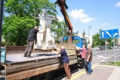 Pomnik marsz. Józefa Piłsudskiego transportowany jest na ciężarówkę.