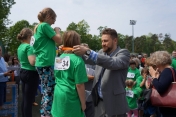 Na zdjęciu prezydent Legionowa wręcza sportowcom medale.Zdjęcie: ArenaLegionowo