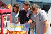 Na zdjęciu dorośli kręcą watę.