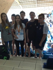Grupowe zdjęcie zawodników UKS Delfin