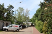Zdjęcie drogi z lampami