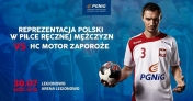 Na plakacie reprezentant Polski trzyma piłkę do gry w piłkę ręczną. Na zdjęciu Krzysztof Lijewski