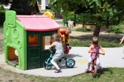 Na zdjęciu dzieci bawiące się na placu zabaw.