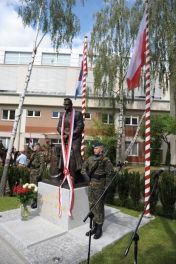 Odsłonięcie pomnika marsz. J. Piłsudskiego Na zdjęciu dwóch wartowników stoi przy pomniku.
