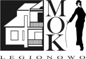 Biało-czarne logo. Na pierwszym planie komik. W tle budynek Miejskiego Ośrodka Kultury