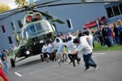 Na zdjęciu drużyna próbuje przeciągnąć helikopter po betonowej płyciezdj. Krzysztof Dobrogowski (http://csp.edu.pl Centrum Szkolenia Policji)
