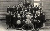 Najstarsza legionowska szkoła powstała w 1921 r. na terenie koszar. Na zdjęciu uwieczniono wieloletniego dyrektora szkoły Piotra Parola.