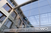 Zdjęcie wejścia do Urzędu Miasta Legionowo