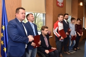 na zdjęciu Prezydent Roman Smogorzewski ze sportowcami