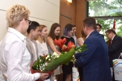 Podczas dzisiejszej sesji Rady Miasta Legionowo, Prezydent Miasta Legionowo Roman Smogorzewski orz Przewodniczący Rady Miasta Legionowo Janusz Klejment złożyli gratulacje, wręczyli kwiaty oraz specjalnie ufundowaną nagrodę w wysokości 1200 zł