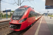 Peron PKP Legionowo. Przy peronie znajduje się pociąg należący do SKM