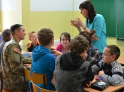 Zajęcia z nauczycielem. W klasie siedzi grupa osób uczestnicząca w lekcji.