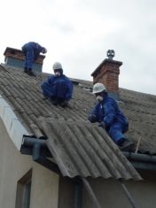 Na zdjęciu pracownicy usuwają azbest z dachu