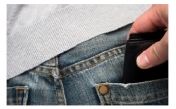 Na zdjęciu złodziej wyjmuje ofierze portfel z tylniej kieszeni