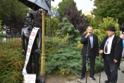 Zdjecie: odsłonięcie rzeźby Chaplina