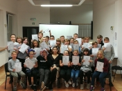 Na zdjęciu osoby biorące udział w szkoleniu trzymają certyfikaty uczestnictwa w projekcie