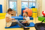 Znaczna część podopiecznych PZSiPS to osoby z problemami komunikacyjnymi, które nie mówią wcale lub mówią niezrozumiale. Zadaniem placówki jest wyposażyć je w odpowiednie umiejętności, aby mogły skutecznie porozumiewać się. Tu z pomocą przychodzą alternatywne i wspomagające metody komunikacji (AAC)/fot. Starostwo Powiatowe w Legionowie