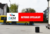 Plakat informujący o bezpłatnym autobusie miejskim w Dniu Wszystkich Świętych/ tekst na grafice: DKM Legionowo Autobus Specjalny
