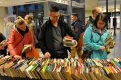 Osoby trzymające i wymieniące książki