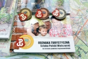 Odznaki szlaku. W tle mapa. fot. powiat legionowski