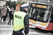 Autobus i policjant w okolicy cmentarza/Fot. policja.pl