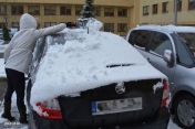 Odśnieżanie auta/Fot. Policja.pl