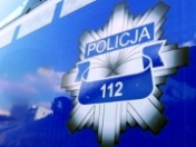 Odznaka policyjna na niebieskim tle