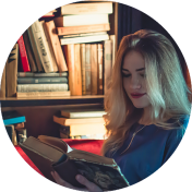 Na zdjęciu. Kobieta trzyma książkę. W tle biblioteczka. Zdjęcie: https://nocksiegarn.pl/o-akcji