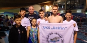 Delfin” Legionowo pod opiekę trenera Piotra Cesarczyka i Daniela Krepsa reprezentowało ośmiu zawodników i trzy zawodniczki:<strong>Antonina Pietuch, Natalia Startek, Marcin Zieliński, Jakub Zieliński, Tadeusz Tyczyński, Filip Kamiński, Daniel Szulc, Filip Zabagło i Jakub Rochnowski.