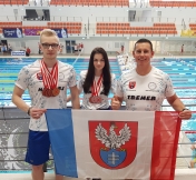 źródło: UKS Delfin, trener z zawonikami
