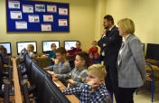 Zajęcia w nowej sali komputerowej, na zdjęciu Zastępca Prezydenta Piotr Zadrożny oraz Dyrektor SP Nr 2
