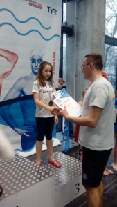 Antonia Pietuch (po lewej) otrzymuje nagrodę za zdobyte miejsca/Fot. UKS Delfin