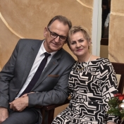Para świętująca rocznicę zawarcia związku małżeńskiego