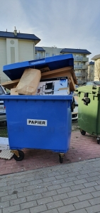 Zdjęcie: Pojemnik na papier w którym znajdują się nie zgniecione opakowania