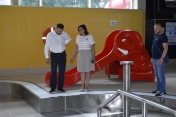 Na zdjęciu: od lewej zastępca prezydenta miasta Piotr Zadrożny, prezes KZB Legionowo Irena Bogucka, kierownik pływalni Zbigniew Garbaczewski