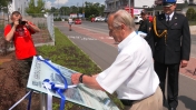 Na zdjęciu Radny Tadeusz Szulc podczas odsłonięcia tablicy
