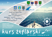 Plakat: Kurs żeglarski. Zdjęcie wykonano z żaglówki, w tle widać wodę.  Program skierowany jest do dorosłych oraz młodzieży od lat 14