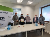 Prezydent Miasta Legionowo Roman Smogorzewski, Prezes KZB Legionowo Sp z oo Irena Bogucka, przedstawiciel firmy Eko-Invest, Przewodniczący Rady Miasta Ryszard Brański oraz Przewodniczący Komisji Oświaty, Kultury i Sportu Miasta Legionowo Janusz Klejment.