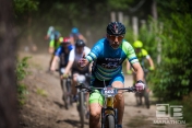 Na zdjęciu uczestnik biorący udział w wyścigu Poland Bike. Zawodnik ma podniesiony kciuk w górę.