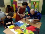 Uczestnicy warsztatów malarskich MOK