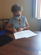 Dyr. Barbara Mierzejewska podpisuje protokół / źródło: fb @Żłobek Miejski Motylkowy Świat