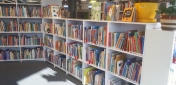 Na zdjęciu regały z książkami w Miejskiej Bibliotece Publicznej w Legionowie