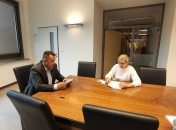 Od lewej: Pełnomocnik Prezydenta ds. jakości powietrza i gospodarki niskoemisyjnej, Prezydent Miasta Legionowo oraz mieszkaniec miasta