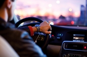 Grafika wyróżniająca z kierującym auto mężczyzną